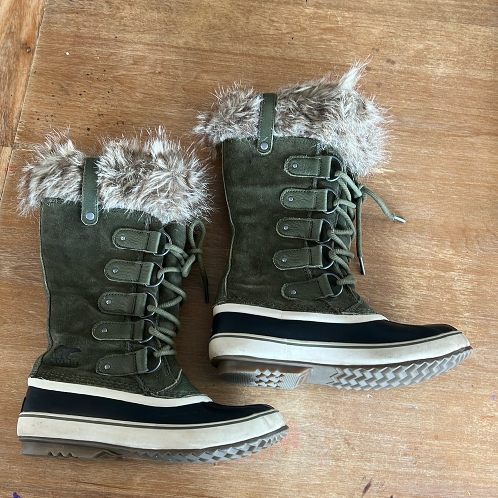 Sorel Joan of Arctic in Olive size 9.5 women’s